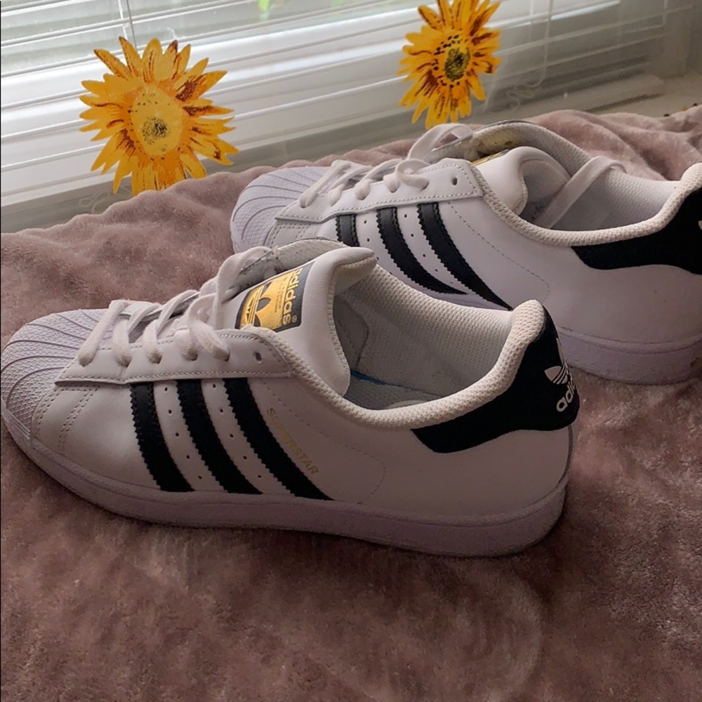 Women’s size 5 1/2 adidas super stars